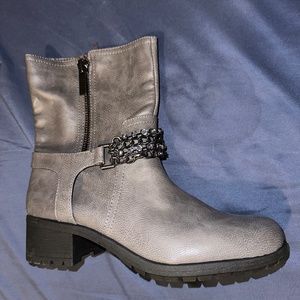 Simply Vera Vera Wang Marni Smoke Faux Leather Moto Boots Size 9 - NEW!